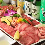 韓国デザインを取り入れ、木目の美しい落ち着いた雰囲気の店内は、料理を楽しみながら、女性同士の語らいを楽しむのに最適です。マッコリカクテルをいただきながら、くつろぎのひとときをお過ごしください。