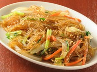 もちもちした韓国春雨と、色とりどりの野菜を甘辛く炒めた料理で韓国ではおめでたい席の定番料理です。
大 1690円 / 小990円