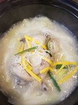 鶏の中にもち米や、高麗人参、ナツメやニンニクなどを詰めて煮込んだスープ料理。夏バテの防止やスタミナをつけるために韓国の人に親しまれ、食べられている参鶏湯は、韓国料理を代表する料理！
大2590円 / 小1590円