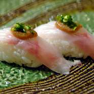 高級魚の「きんき」のにぎりは肝の味噌和えと一緒にどうぞ。美味しさ格別です！　