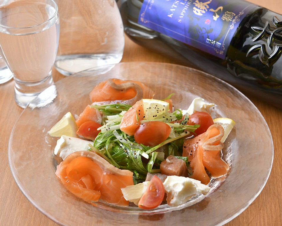 自家製燻製サーモンのマリネサラダ