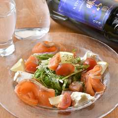 自家製燻製サーモンのマリネサラダ