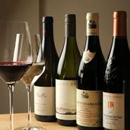 アルコール類はいろいろと置いていますが、特にワインは世界各国のものが揃っています。泡、赤、白取りまぜて常時30～40種類ほどあり、好きな料理と合わせて楽しめます。バーのように気軽な利用も可能です。