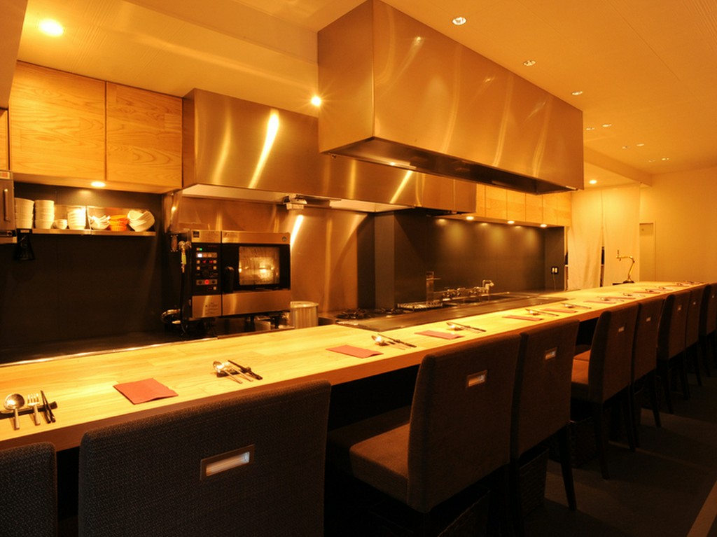 一人でもカウンター席で気軽に鉄板焼が楽しめるお店です