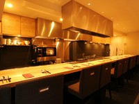 １２月２４日、２５日は提供しておりません。
定番料理と旬のお料理を10品程楽しんで頂けるコースです。