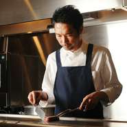 鉄板焼きのお店というと固い雰囲気のお店に見えがちなので、お客様にはリラックスして和んでいただけるように、こちらからお話をさせていただくようにしています。肩ひじを張らずに楽しんでいただけたらと思います。