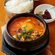 韓国定番料理を独自にアレンジ。毎朝ダシをひいて自家製のタレでいただきます。
