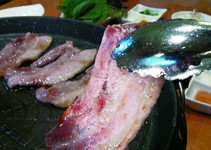 豚三枚ばら肉の韓国式焼肉のコースと、生ビールやマッコリもお楽しみいただける飲み放題90分付のコースです