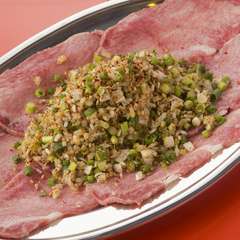 厳選されたお肉と、さらに美味しくさせる薬味の魅力