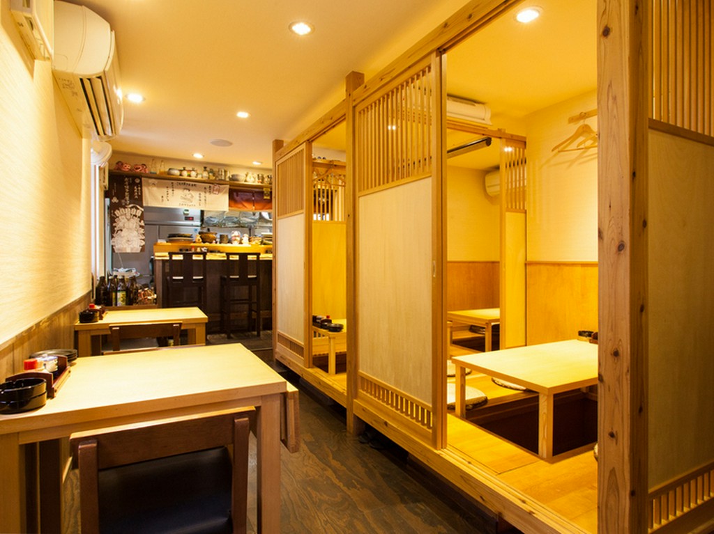 白木の木目が、落ち着きのある雰囲気を演出