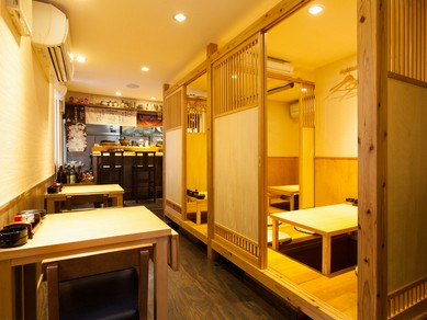 白木の木目が、落ち着きのある雰囲気を演出