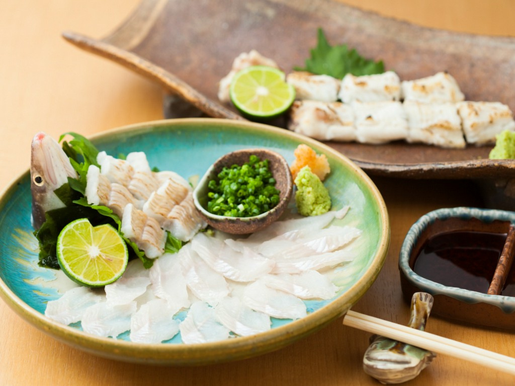 新鮮な穴子でつくる『活き造り（薄造り、炙り刺し）』、『白焼』