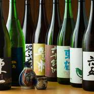 近年九州地方では、若い杜氏が地酒の開発に力を入れているので、美味しい日本酒がたくさん出回っています。当店では、常時20種類ほど用意。テイスティング感覚で飲めるようにと、半合（90CC)から提供しています。