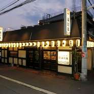 お店外観です。歴史のある居酒屋をリノベートしたお店です。