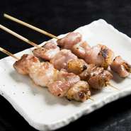 備長炭で丁寧に焼き上げております。あふれ出る旨味と心地よい弾力を是非お楽しみください。徳島産地鶏です。

