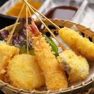 サクサクの串揚げや熱々の串焼きなど、テイクアウトOK。パーティにおすすめのオードブルもあります。