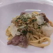 彩り豊かな前菜はじめ、人気の自家製フォカッチャ、日替わりパスタorピッツァが楽しめるコースはお好みでお魚やお肉料理、手打ちパスタなど追加できます。開放感あるオシャレな店内で楽しい時間をお過ごしください。