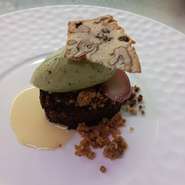 誕生日や記念日に、デザートに「メッセージ」を付けてお出し致します。事前にご相談ください。