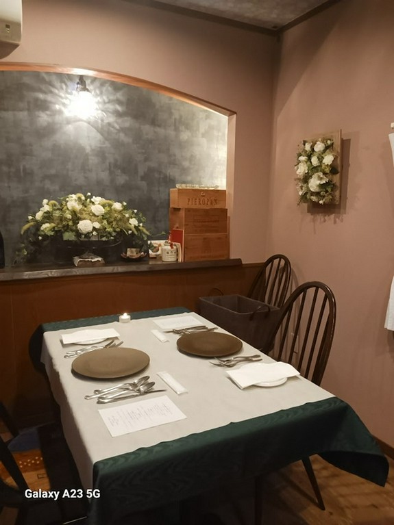 開放的な店内はゆっくりお食事いただけます。