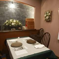 開放的な店内はゆっくりお食事いただけます。