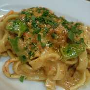 おすすめの手打ちパスタは旬の食材やイカスミ、ビーツを練り込んだものなど、豊かな彩りとモチモチした食感が特徴。パスタに合わせたソースとの絶妙な組み合わせをじっくりと味わいたい一品です。