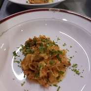 おすすめの手打ちパスタは旬の食材やイカスミ、ビーツを練り込んだものなど、豊かな彩りとモチモチした食感が特徴。パスタに合わせたソースとの絶妙な組み合わせをじっくりと味わいたい一品です。