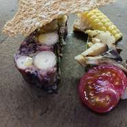 皆様にゆっくりと居心地良く過ごしてもらうために、オープンキッチンからお客様の状況を気にかけています。大切なお客様をおもてなしする際に是非ご利用ください。