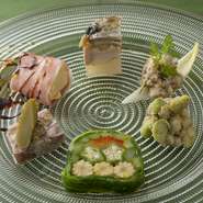 季節ごとの旬の味わいを楽しめます。全て手づくりで、一から組み上げられた彩り豊かな一皿。