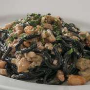 イカスミを練り込んだ手打ちパスタと、パスタに合わせてアレンジするソースのバランスが絶妙です。