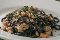 イカスミを練り込んだ手打ちパスタと、パスタに合わせてアレンジするソースのバランスが絶妙です。