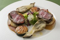 起伏に富んだ山で放牧された、非常に状態の良い和牛の旨みを、シンプルな味付けで存分に堪能できます。