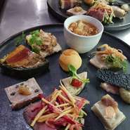 前菜盛り合わせ (ミニスープ付き)

本日の日替りパスタ又はピッツァ（メニューよりチョイス）

自家製フォカッチャ

ドルチェ　カフェ