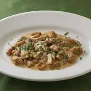 フレッシュな旬のポルチーニ茸はかぼちゃとの相性が良く、ソースとのバランスも絶妙な人気のメニュー。