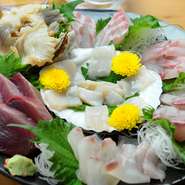 写真は八戸漁港の新鮮な魚介の美味しい瞬間を味わう『お造り盛合せ』です。