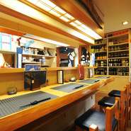 少し重厚感の漂う外観と比べ、店内は明るめの木目調となっています。料理人が忙しそうに立ち働くを眺めながら、おすすめの日本酒と旬の魚介や釜めしを、ゆっくりと自分のペースで味わうことができます。