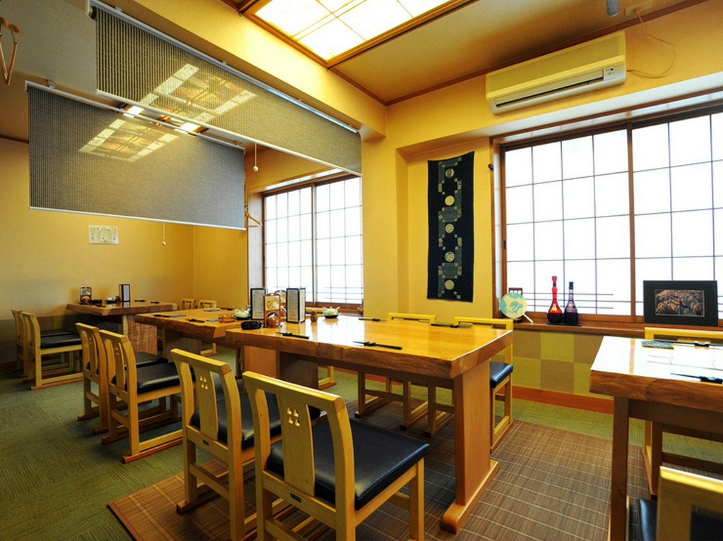 プライバシーにも配慮したテーブル席