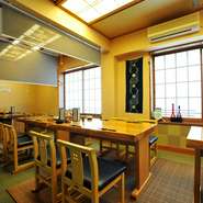 1Fはカウンター席とテーブル席。テーブルの間にはスクリーンが下ろせるので、隣の席が気にならないような気配りがされています。それぞれのテーブルで思い思いに美味しい時間が過ごせます。