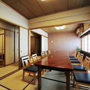 2Fのお座敷は宴会の人数に合わせて仕切れる個室が6室あり、最大で60～70名までの宴会が可能です。特にテーブルでの宴会が可能なので、会社などの宴会のほか、幅広い年齢の参加者が集まる法事での利用にも便利です。