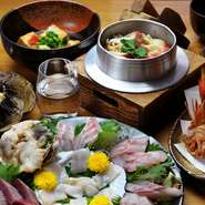 八戸漁港から送られてくる新鮮な魚介と、二人の“きき酒師”が選ぶ日本酒を味わいながら、『釜めし』で締めくくる宴。今まで知らなかった日本酒の魅力を発見しながら過ごす時間も楽しいものです。