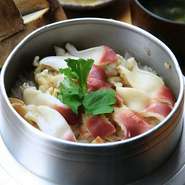 先代から提供している『釜めし』は、種類も豊富で、どれを頼もうか悩むほどです。