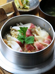 旬の新鮮な食材を使用した『釜めし　各種』