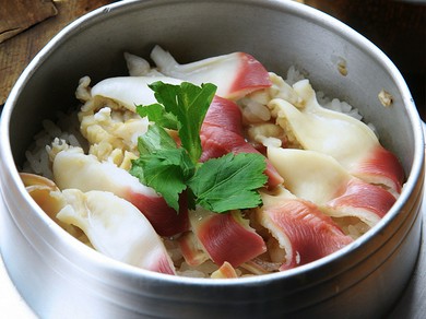 旬の新鮮な食材を使用した『釜めし 各種』