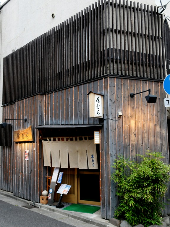 黒い格子と板壁が目印