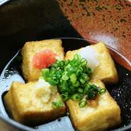 薄付きの衣が香ばしい『揚げだし豆腐』は、一切れずつに違うトッピング。4種の味を楽しみます。