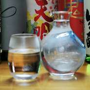 グラス一つにもこだわっています。香りを逃さず、手のひらでゆっくり温めながら飲めるようになっています。