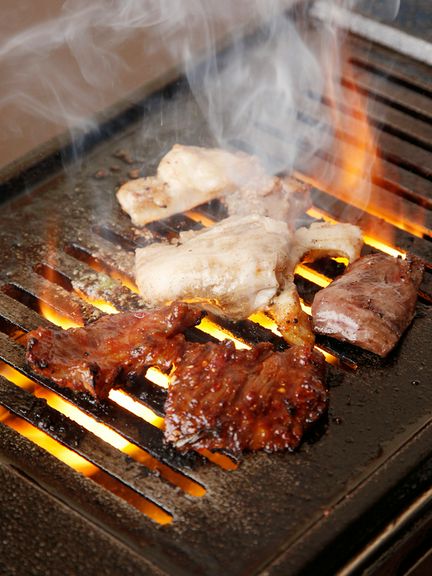 煙と香りもいただく、【元祖力肉 みよ志】のスタイル!