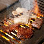 【みよ志】は昔ながらの焼肉にこだわり、ロースターで焼きます。ニンニクがガッツリ入った濃いモミダレで肉を揉み込むのが「力肉」。お店に一歩入るとお肉を焼く香ばしい香りに包まれて、元気になれます！
