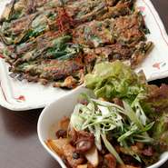韓国の家庭でごく普通に食べられているお料理に、料理人のこだわりを加えながらアレンジして仕上げています。例えば『チヂミ』の生地はできたてにこだわり、できあがりの食感を特徴付けています。