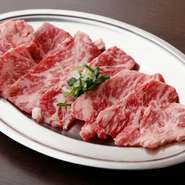 余分な脂はロースターで落ち、美味しさだけが残ります。このちょうどよいサシの量にこだわっています。
