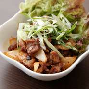 韓国では「ボッカ」、炒めるとか和えるという意味だとか。関西では身近な食材、牛スジ入りです。